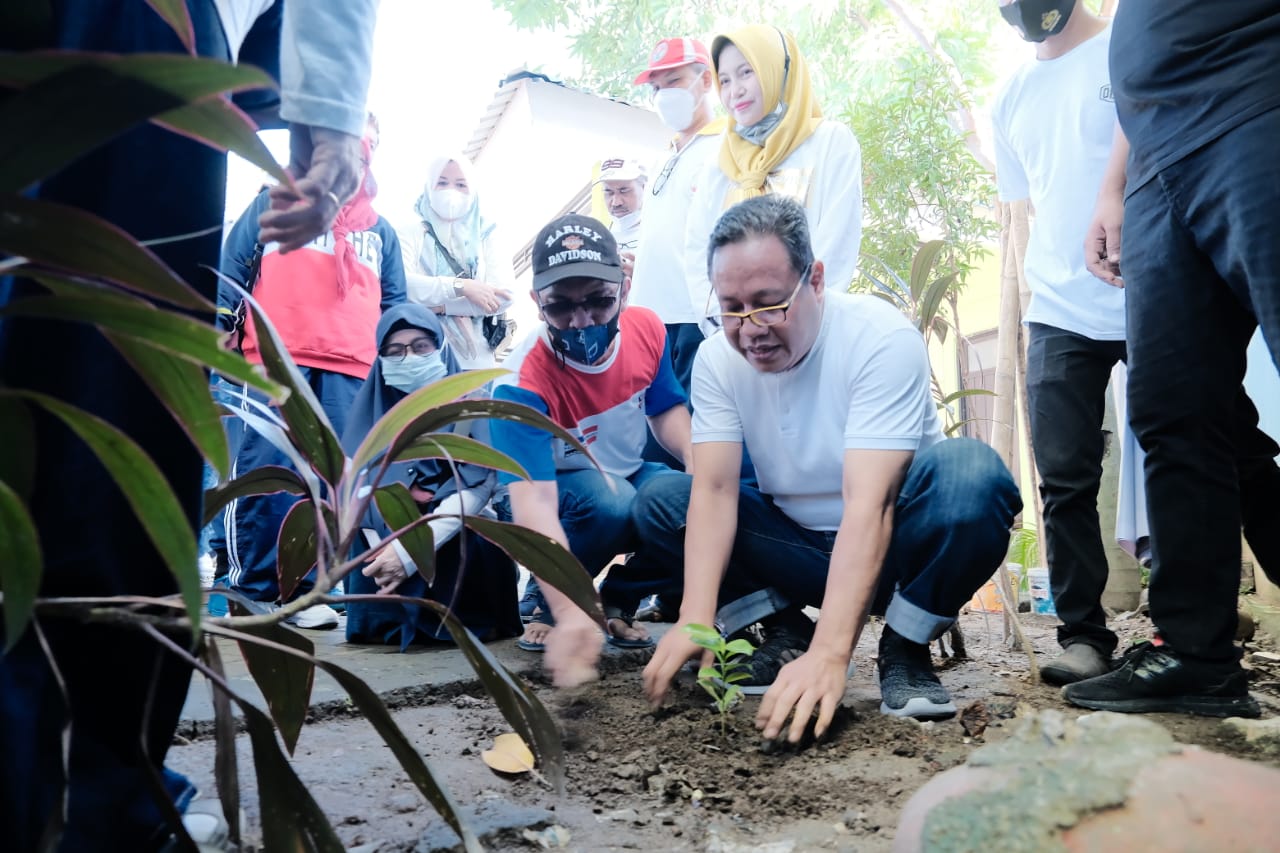 Dalam Rangka HUT Makassar ke-414, Sekretariat DPRD Tanam Pohon di Bonto Makkio